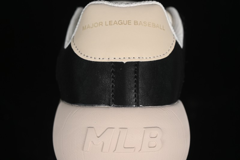 MLB Chunky Classic Base New York Yankees Lightweight Platform Casual Sneakers - 3ASXBMN4N50BKS