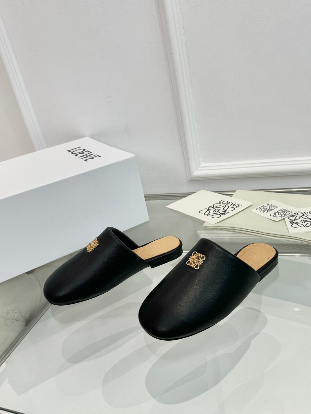 2025 Women Loewe Black Leather Slippers LY00270