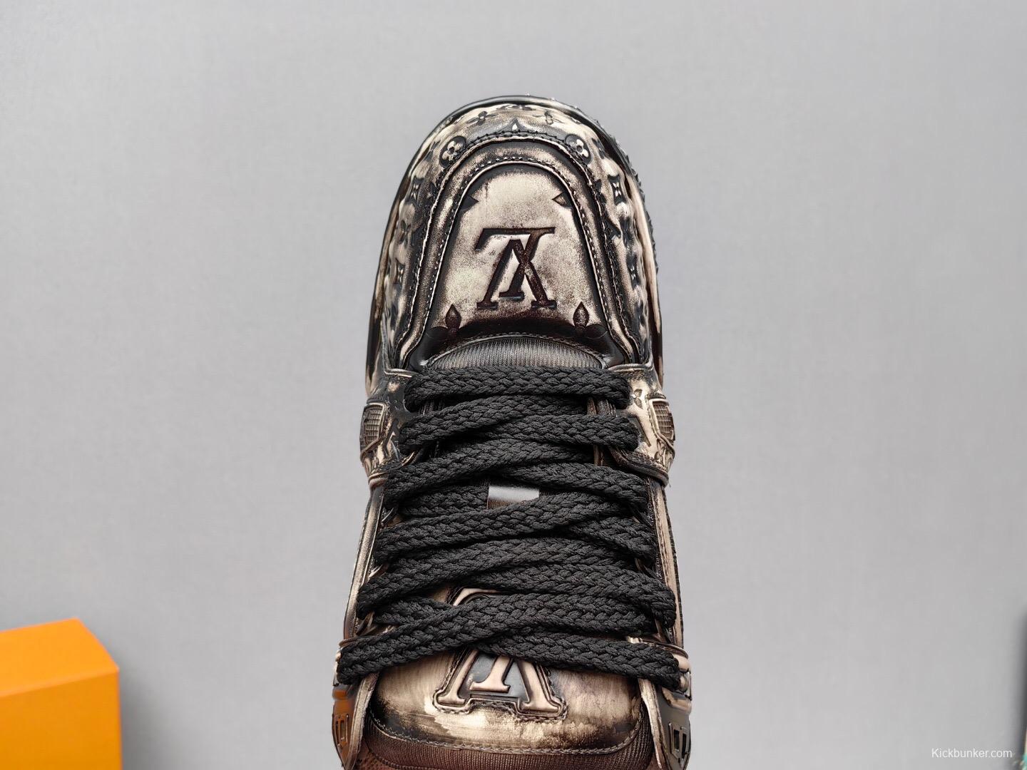 2025 Unisex Louis Vuitton Black White Leather Trainers KFY00510