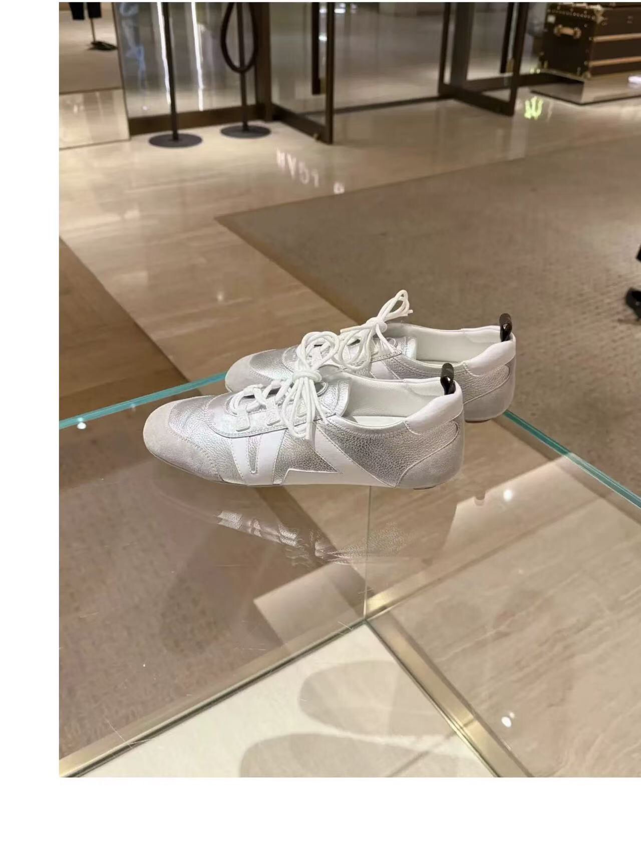 2025 Unisex Louis Vuitton White Silver Leather Sneakers LY00340