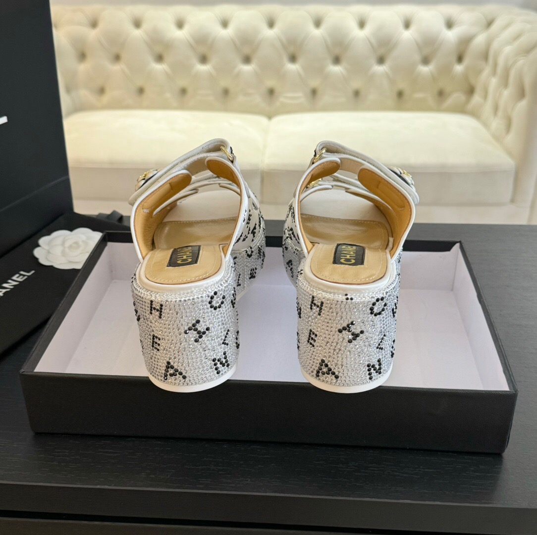 2025 CHANEL White Leather Slippers LY00330