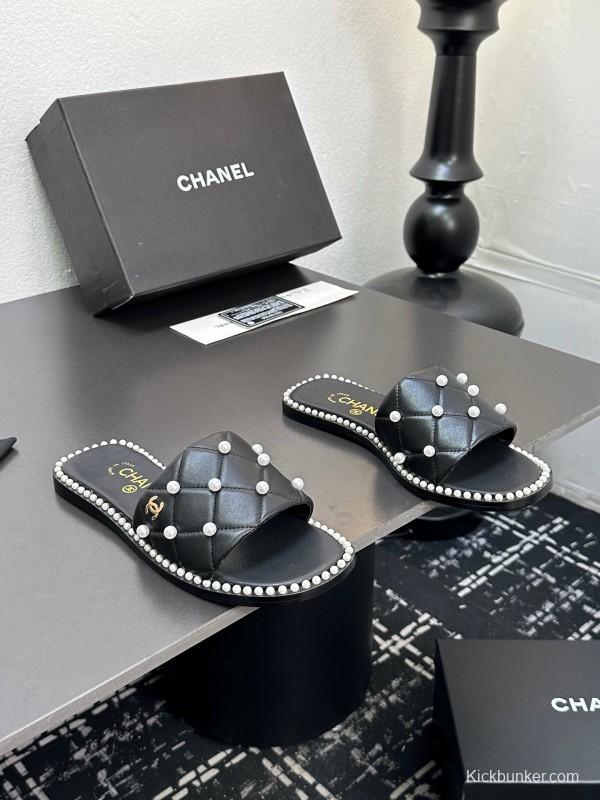 2025 Slippers CHANEL Black Leather Pearl Decor