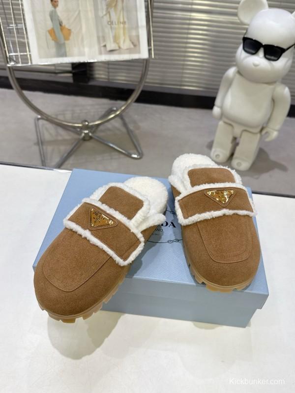 Prada Fall/Winter 2025 New Fur Mule Slippers Triangle Buckle Bread Head Semi-Slippers - KFY00270